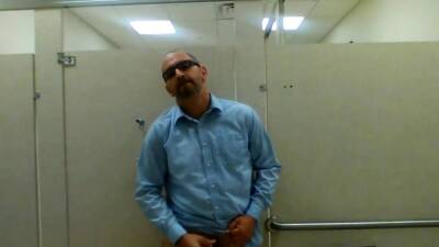 Jerking in a public restroom - drtvid.com