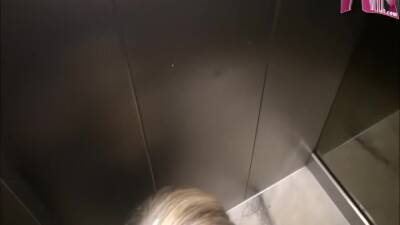 Blasen Im Fahrstuhl - German Real Slut Gives Blowjob In Public Elevator - hclips.com - Germany