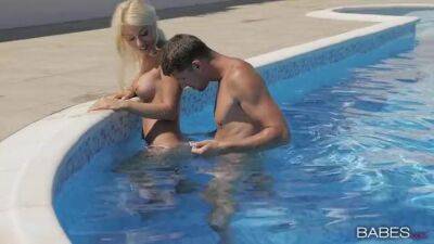 Outdoor sex by the pool with a gorgeous blonde wife - sunporno.com