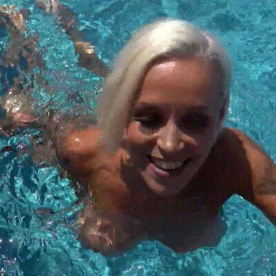 Notgeile Blonde Freundin besorgt es mir Outdoor am Pool - sunporno.com - Germany