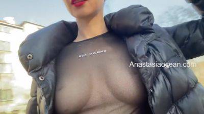 Anastasia Ocean In Beauty Flashes Her Big Boobs While Walking In A Public Park - hclips.com