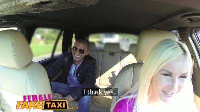 Jarushka Ross fucks busty blonde driver in public after giving her a lift - sexu.com - Czech
