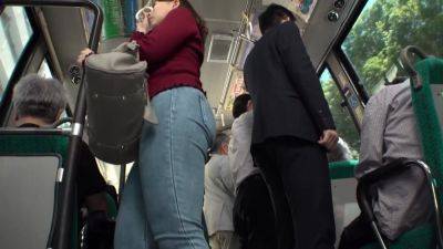 MG2306-Wife with a big butt being mischievous by a molester on the bus - txxx.com