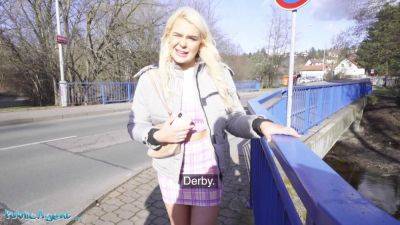 British tourist Gina Varney deepthroats Czech dick in public - sexu.com - Britain - British - Czech