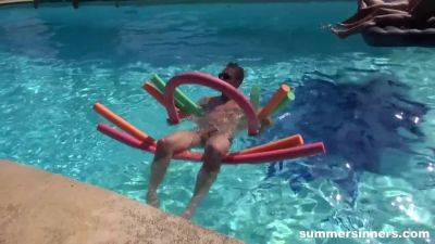 Summertime fun: Big-dicked babe gets kinky with a pool boy in public - sexu.com