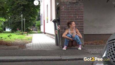Lara Braun relieves herself in public with a walk and a pull - sexu.com