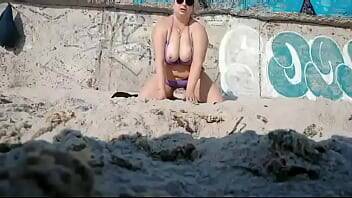 Sexy and hot mommy playing on public beach naked - xvideos.com