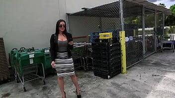 BANGBROS - Amateur Isabella Madison Suckin And Fucking On The Bang Bus For Cash Money - xvideos.com